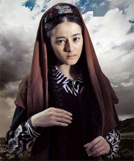 新疆网红阿娜尔罕吃瓜视频,带你领略新疆风情